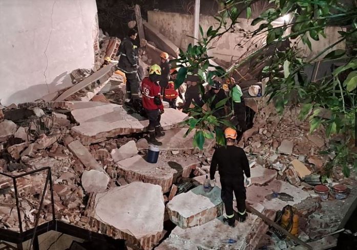 Rosario: se derrumbó una casa en la barranca del río Paraná y quedaron personas atrapadas | Nacionales