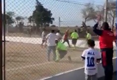 Video: Golpearon salvajemente a los árbitros en un amistoso | Deportes