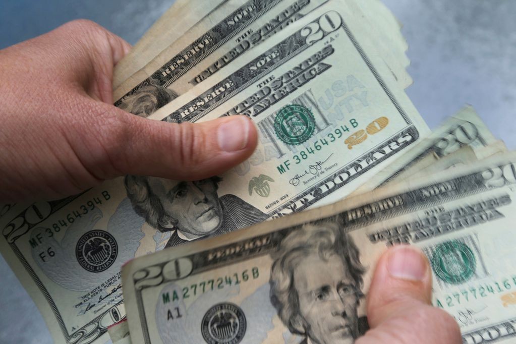 Tras la designación de Massa, el dólar blue quedó debajo de los $300 | Nacionales