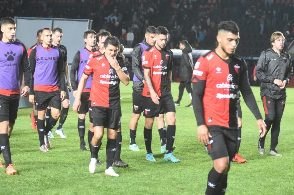 A la dura derrota ante Independiente, se sumó el desgarro del Pulga en Colón | Deportes