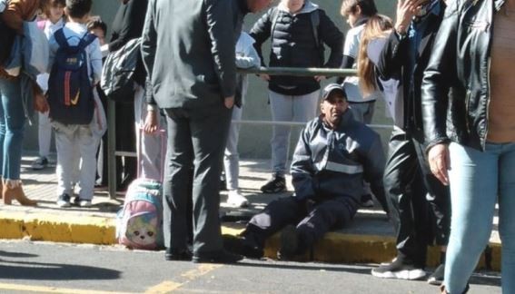 Una mujer agredió a un inspector municipal porque demoraba el tránsito: "Me pegó con el bastón" | Nacionales