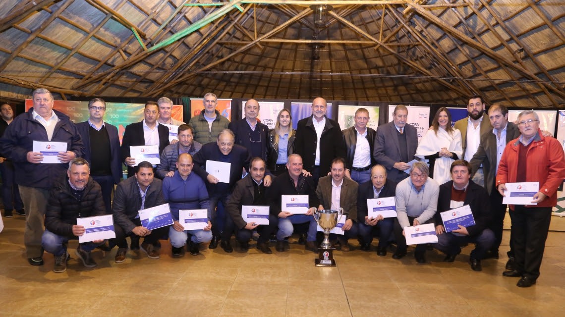 Omar Perotti entregó fondos a las 19 ligas de fútbol de la provincia que participaron en la Copa Santa Fe | Noticias