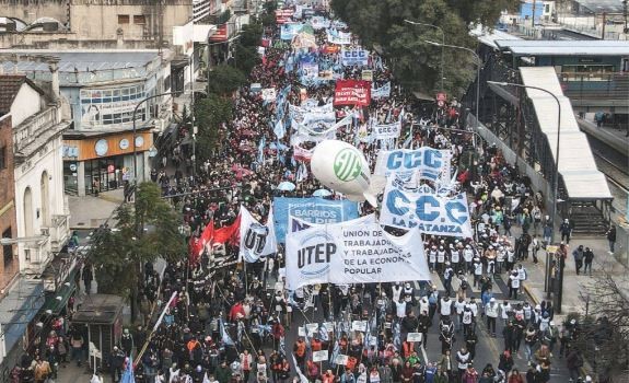 San Cayetano: Movimientos sociales oficialistas marcharon e insistieron con el Salario Básico Universal | Nacionales