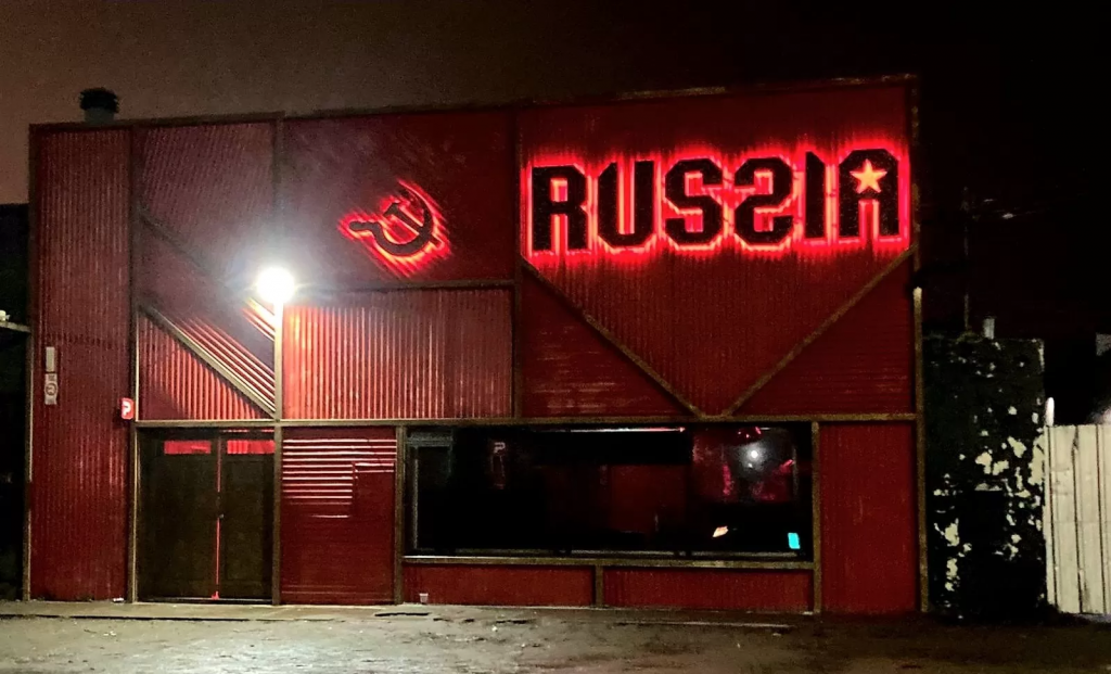 Lo echaron de un boliche, quiso colarse por el techo de una casa vecina y cayó: está grave | Nacionales