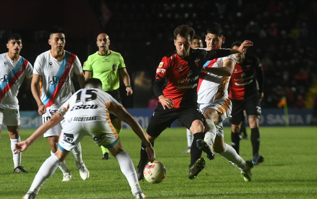 Colón no levanta cabeza: empató de local ante Arsenal | Deportes