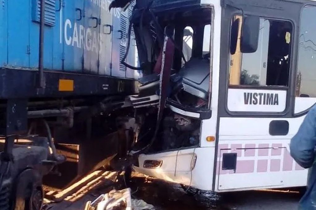 Al menos 15 heridos en un choque entre un tren de carga y un ómnibus en San Juan | Nacionales