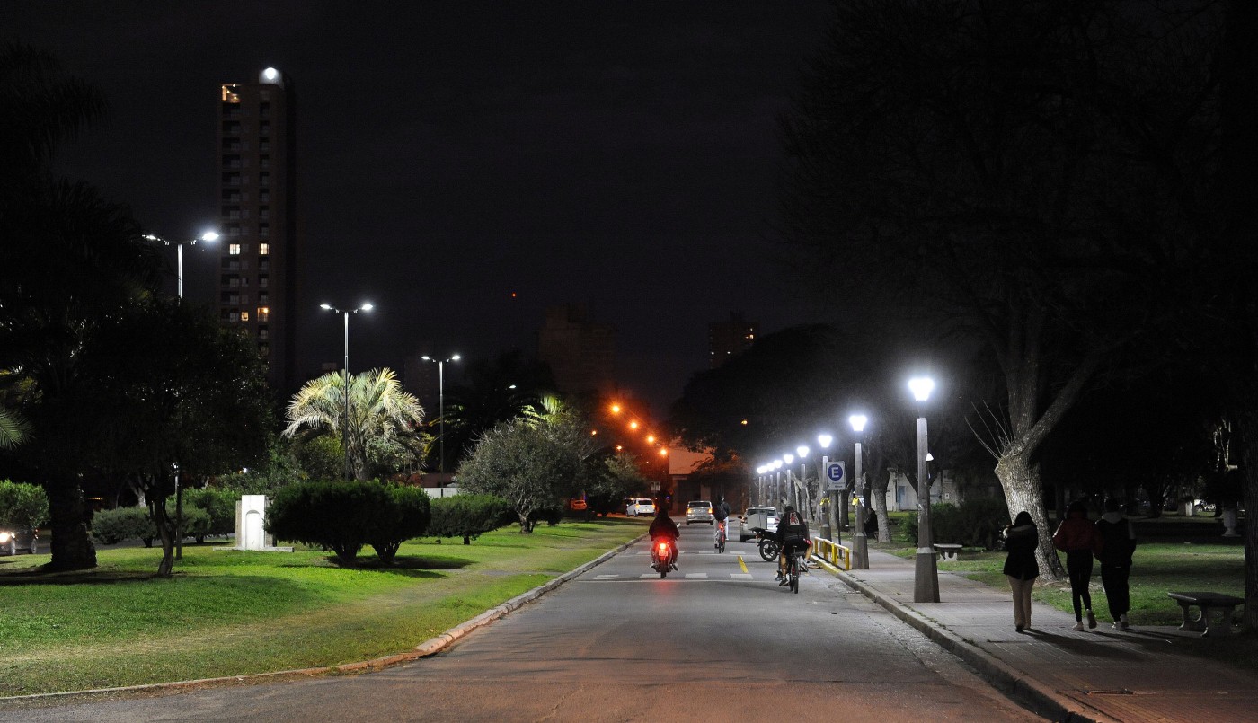 Comenzó la renovación del sistema lumínico del Parque Garay | Noticias