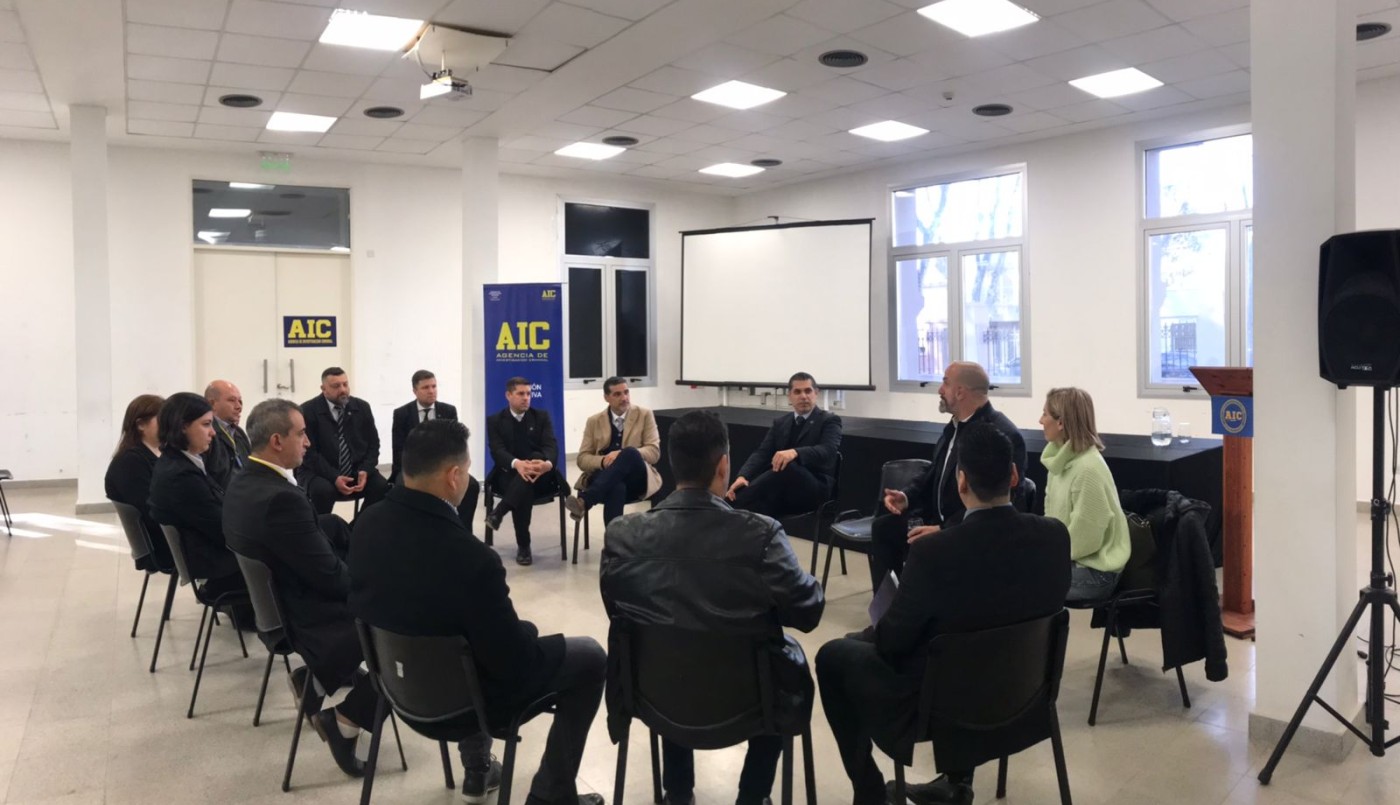 Acuerdo de fortalecimiento en investigaciones de Cibercrimen entre la AIC y Nación | Policiales