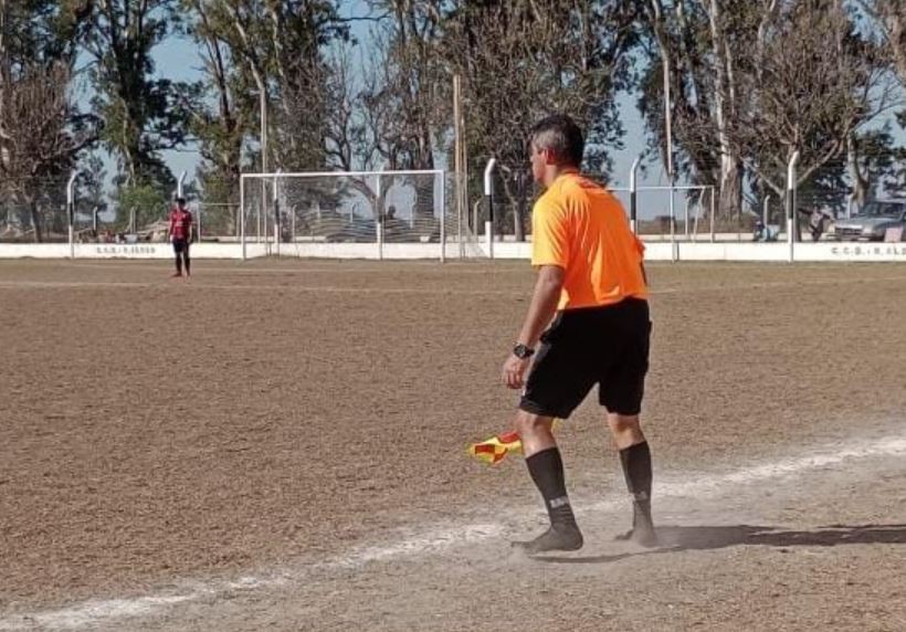 En Rafaela, un árbitro le prestó sus botines a un chico y dirigió en medias | Deportes