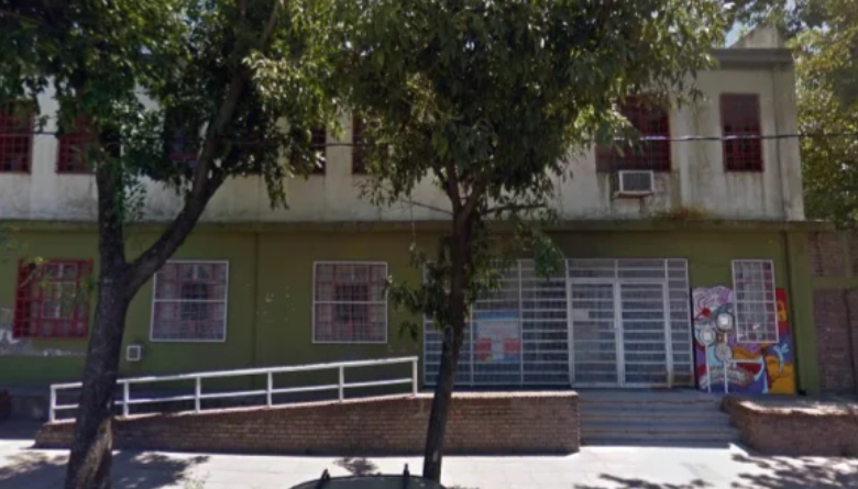 Alumna se peleó con una compañera en la clase y la sancionaron: su madre fue a la escuela y golpeó a la directora | Nacionales