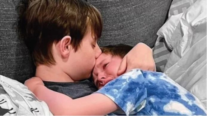 Un adolescente le contó a su hermano menor que posee cáncer terminal y su abrazo conmovió a todos | Redes