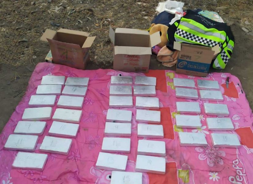 Tras evadir un control policial, abandonaron el auto con 40 kilos de cocaína | Nacionales