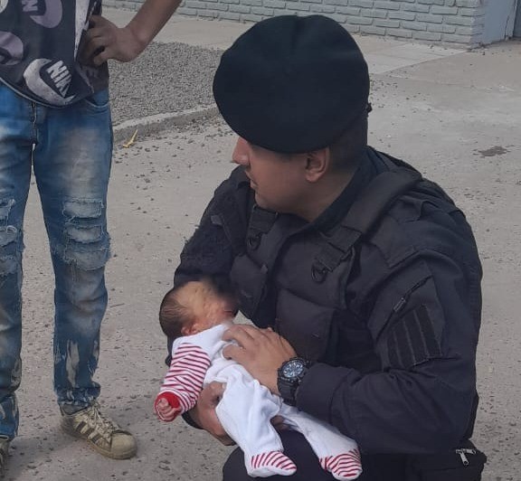 Policías del Cuerpo Guardia de Infantería salvaron la vida de una beba con maniobras de RCP | Noticias