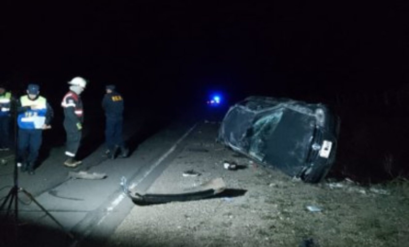 Manejaba en la ruta "cazando pokemones" y volcó: dos muertos | Nacionales