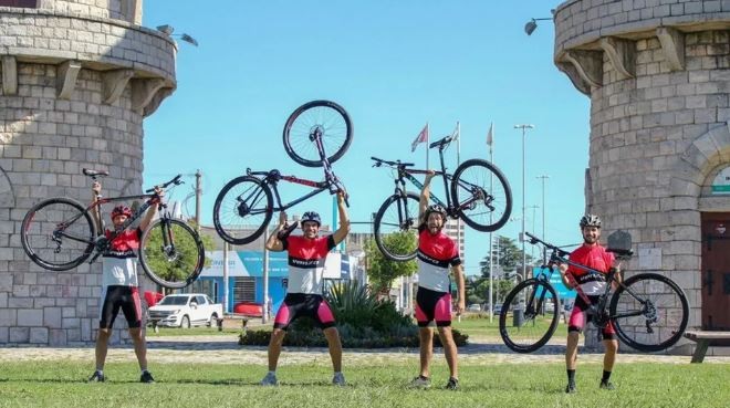 Cordobeses cruzan África y Medio Oriente en bicicleta para alentar a la "Scaloneta" en Qatar | Deportes