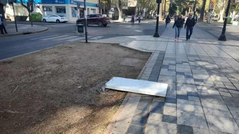 Vandalizaron la placa en homenaje a la víctimas de calle Salta en Rosario | Noticias