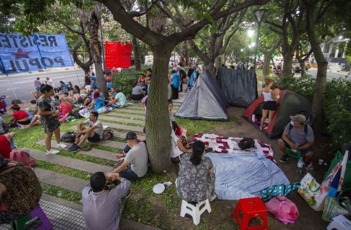 "Elegir entre comer o estudiar": acampe piquetero en el Obelisco porque retiran el plan Potenciar Trabajo a estudiantes | Nacionales