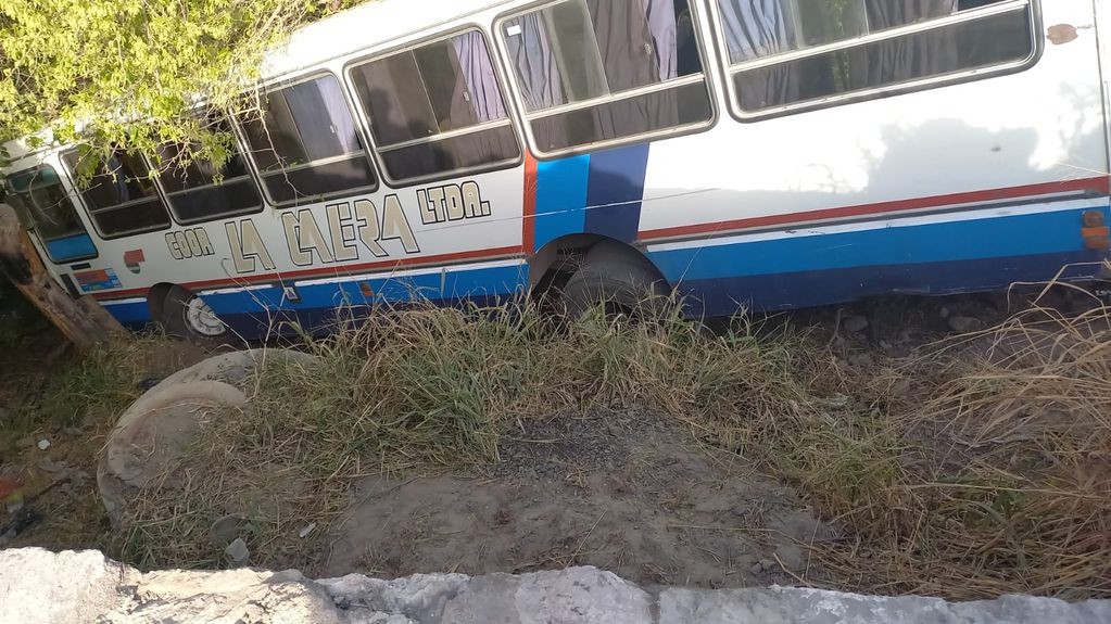 Un colectivo cayó a un barranco en Córdoba: pasajeros terminaron en el hospital | Nacionales