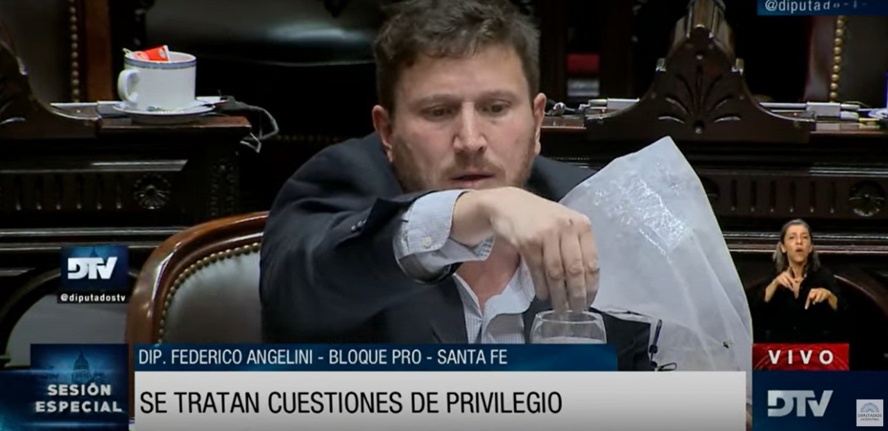 El diputado Angelini esparció cenizas de Rosario desde su banca en el Congreso | Legislativas