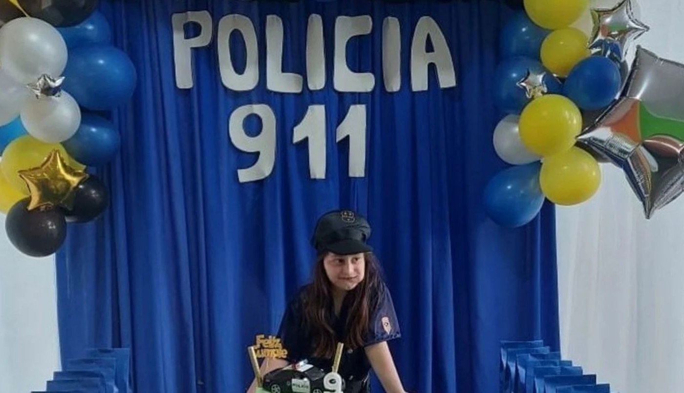 Festejó su cumpleaños disfrazada de policía y efectivos de seguridad fueron a saludarla | Redes