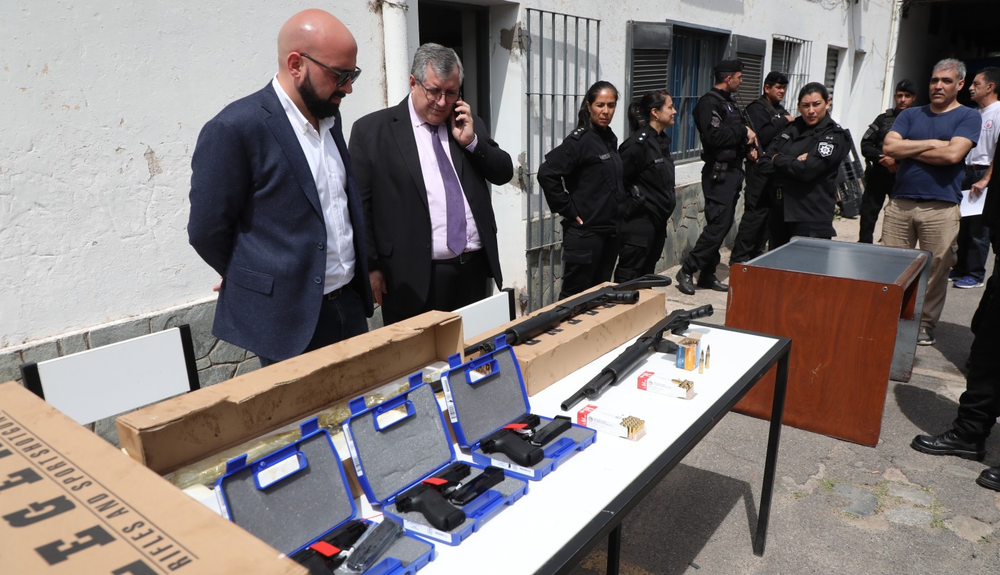 El Ministerio de Seguridad adquirió pistolas y escopetas para la policía de Santa Fe | Noticias