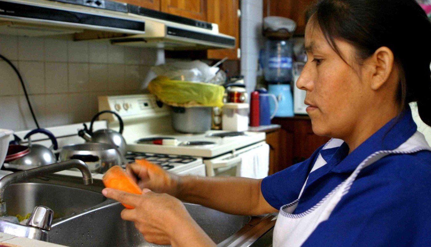 Las mujeres duplican a los varones en horas diarias dedicadas a tareas de cuidado | Información General