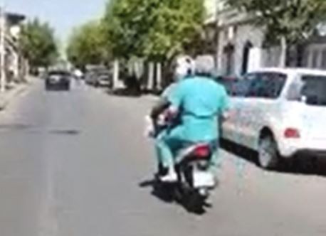 Insólito: una ambulancia se olvidó al médico en la calle y un motoquero lo llevó al hospital | Nacionales