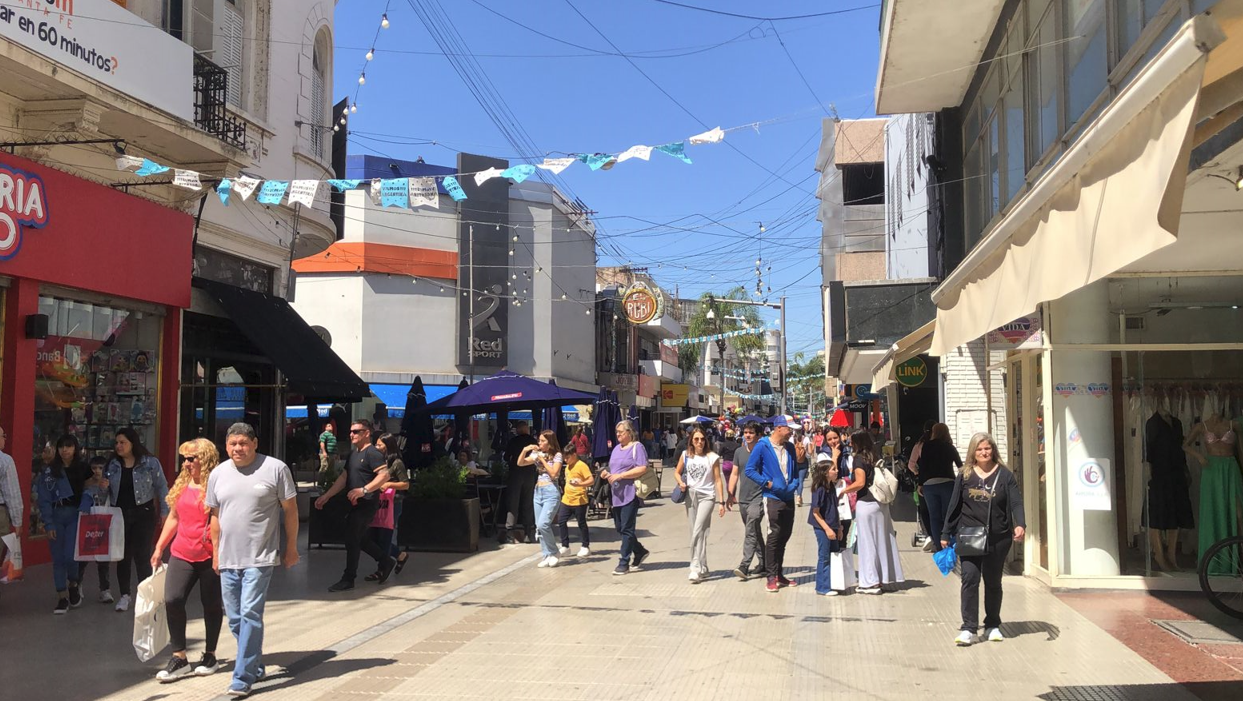 Intenso movimiento en la peatonal en el fin de semana XXL | Noticias