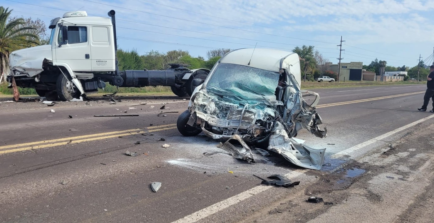 Impactante choque en la Ruta 11 entre un camión y un utilitario | Noticias
