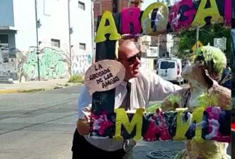 Se recibió de abogada y festejó con el chofer de colectivo que la acompañó durante toda la carrera | Nacionales