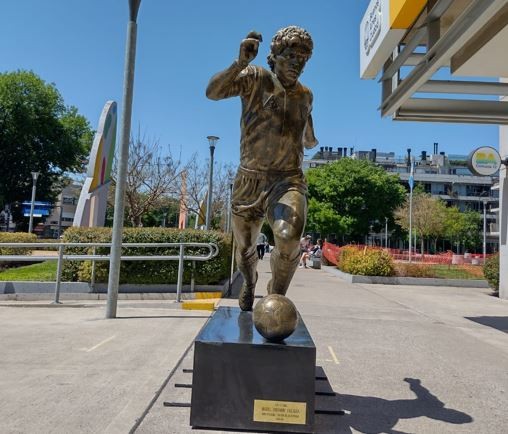 Maradona en el Obelisco: instalan una escultura de "El Diez" en la Plaza de la República | Deportes