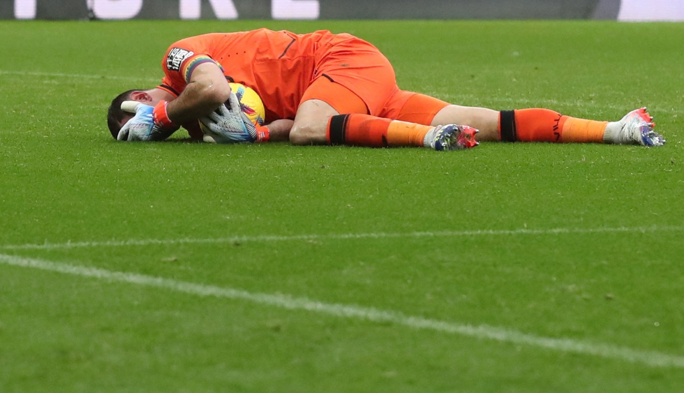 Otra alarma en la selección argentina: el Dibu Martínez tuvo que abandonar un partido | Deportes