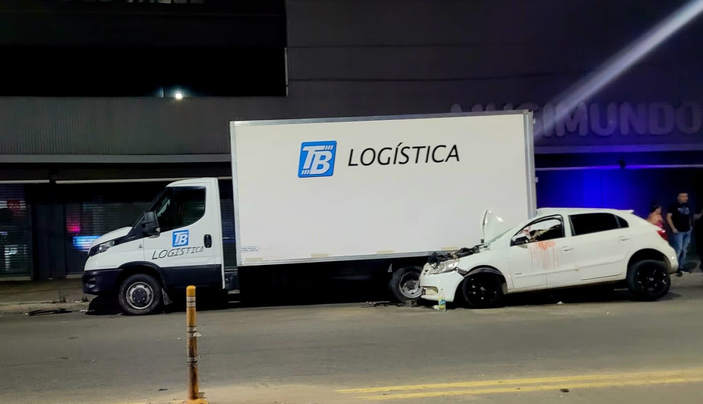 Un auto chocó contra un camión estacionado sobre Aristóbulo del Valle | Noticias