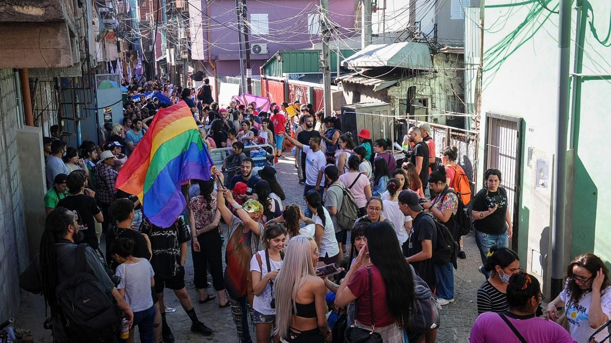 "Vecines" del Barrio Mugica protagonizaron la marcha del Orgullo Trans Villero Plurinacional | Igualdad y Género