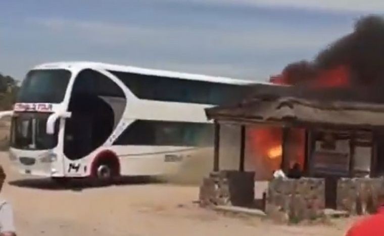 Bajaron a sacar fotos y se salvaron del incendio del ómnibus que los trasladaba | Nacionales