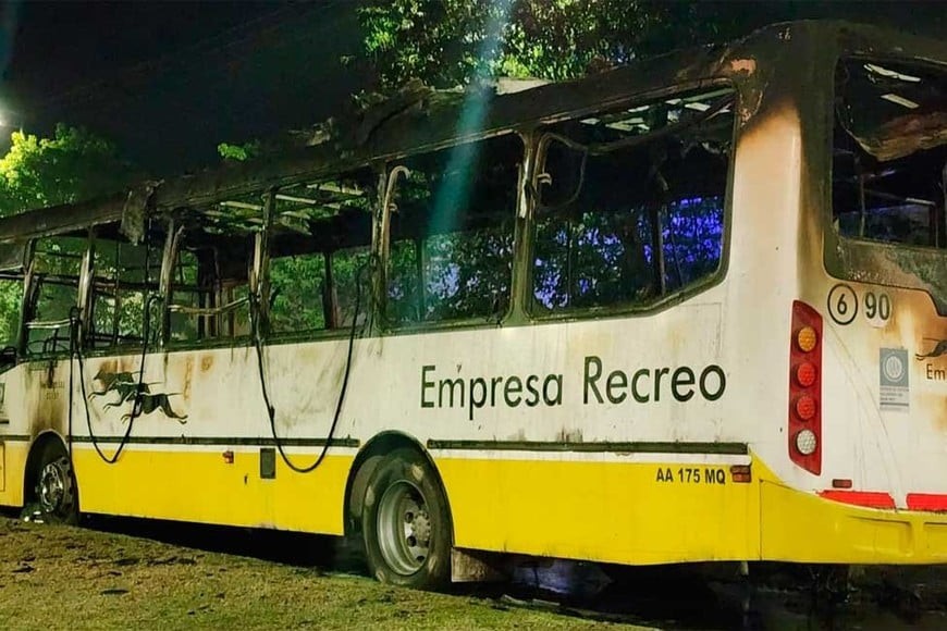 Se incendió un colectivo frente al cementerio de Santa Fe | Noticias