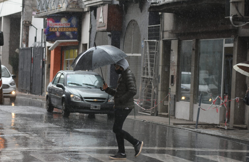 Rige un alerta meteorológico por tormentas fuertes en la ciudad | Información General