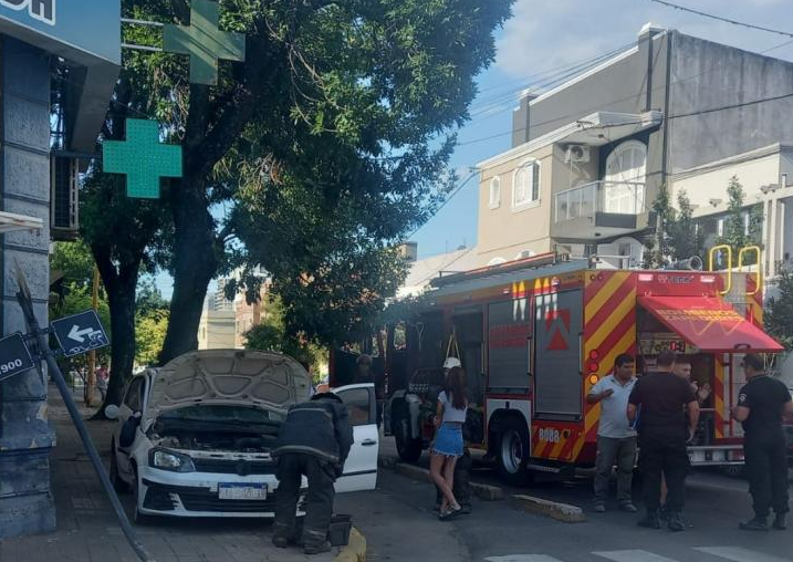 Un auto en la vereda y una mujer herida tras un violento choque en barrio Candioti | Noticias