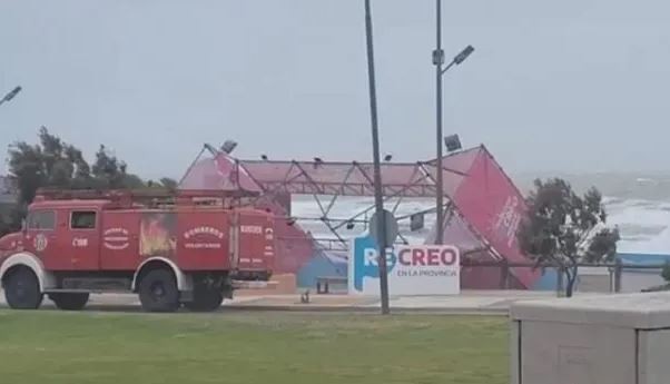 Temporal en la costa: ráfagas de viento causaron la caída de un parador y otros daños en la playa | Nacionales