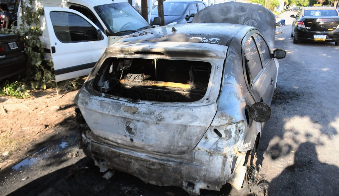 Atentado a la Comisaría 12 de Rosario: Incendiaron tres autos de policías | Noticias