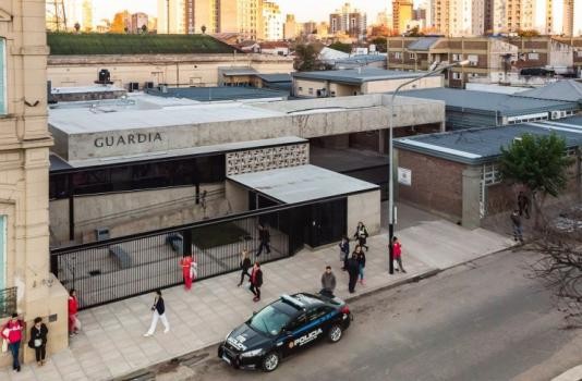 Balearon a una joven para robarle la moto en Avenida Presidente Perón | Policiales