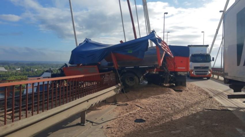 Un camión perdió el control y quedó colgando del puente Zárate-Brazo Largo | Nacionales