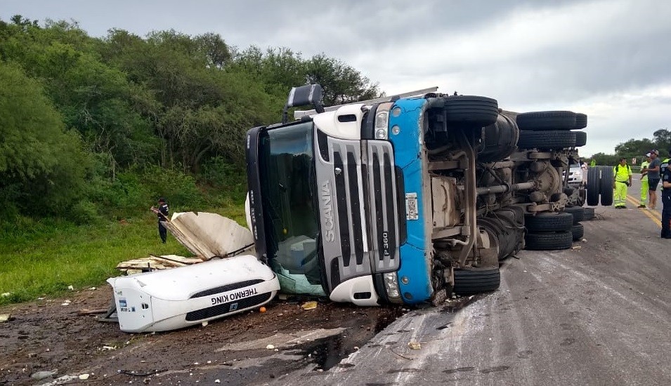 Salta: volcó camión frigorífico, lo saqueron y se robaron 11.000 kilos de carne | Nacionales