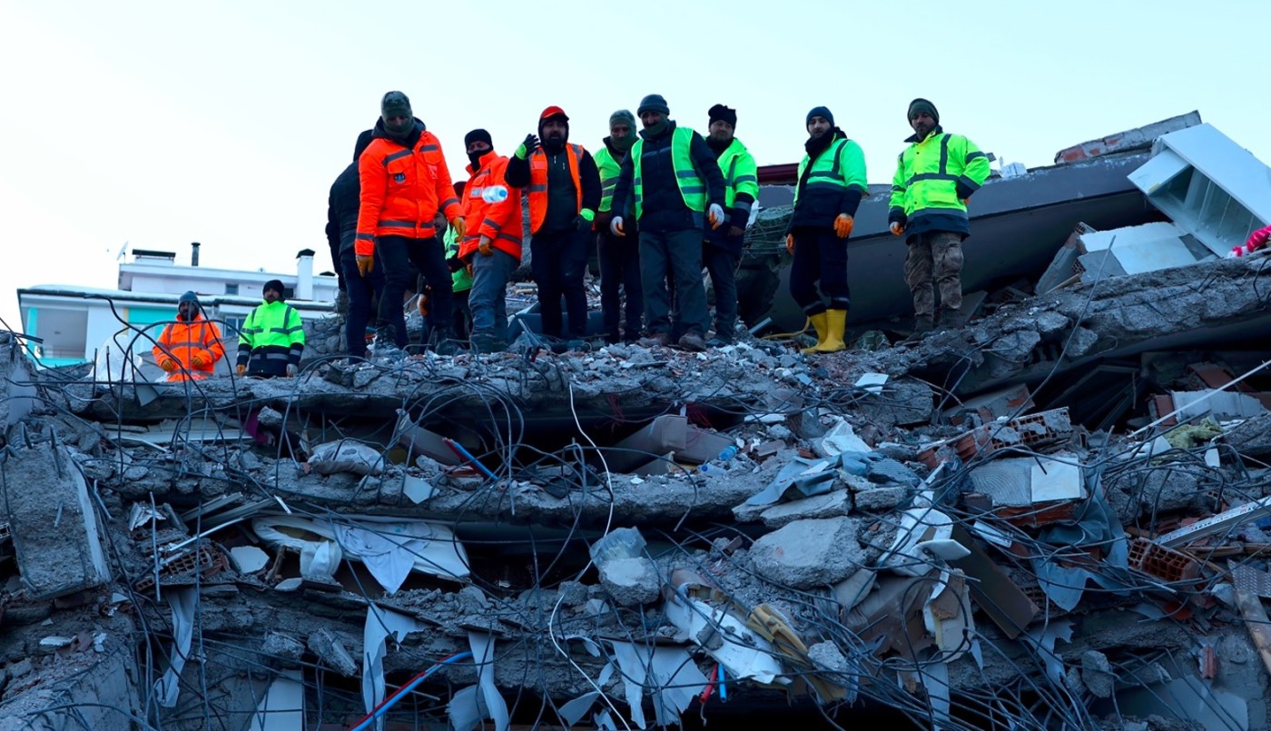 Brigadistas argentinos lograron rescatar a tres personas con vida entre los escombros en Turquía | Nacionales