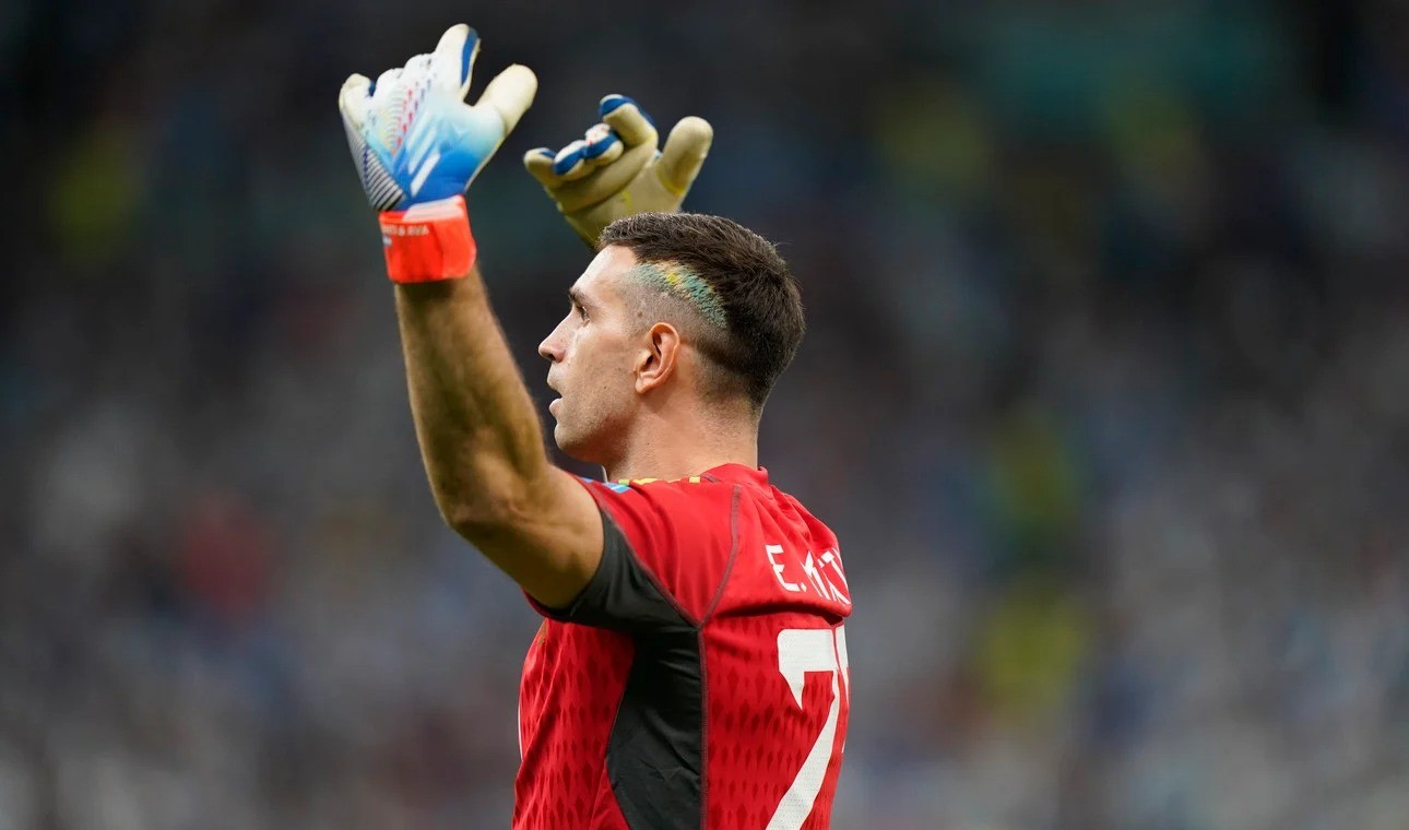 “Dibu” Martínez subasta los guantes que usó en Mundial Qatar 2022 | Deportes