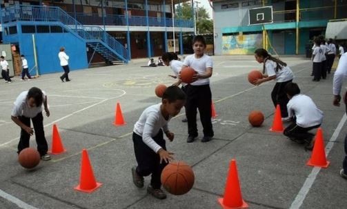 Acuerdan incorporar el fútbol femenino en las clases de educación físicas de las escuelas | Información General