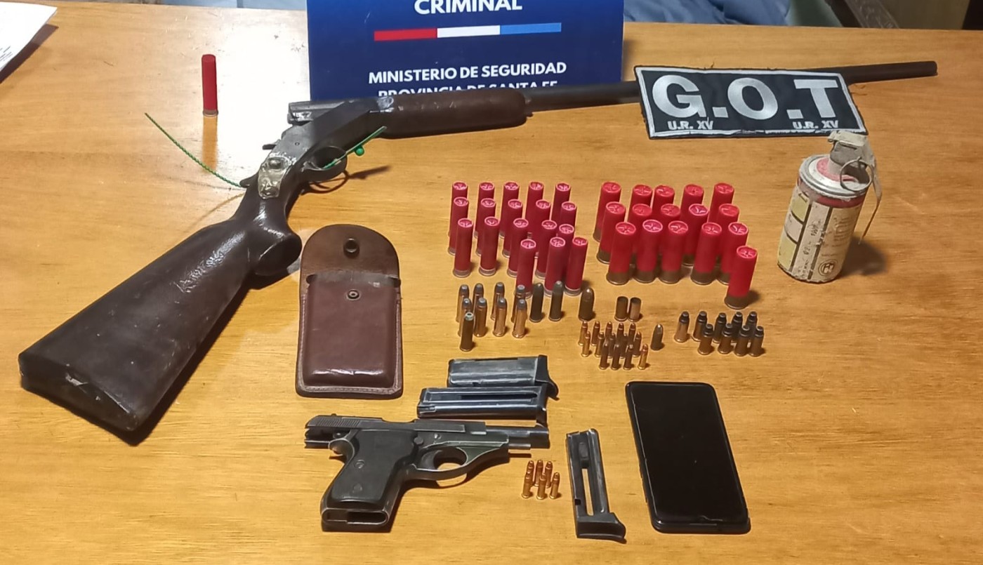 Gálvez: secuestran armas y una granada de humo a un jubilado de la policía | Policiales