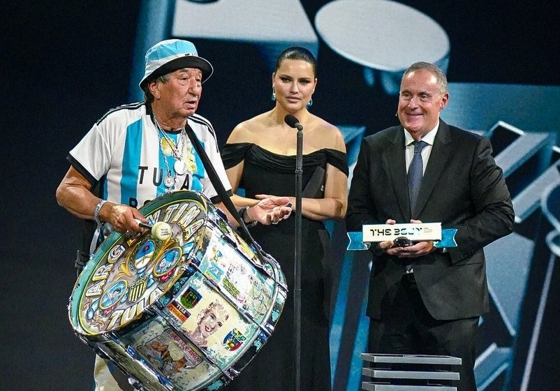 La "Mejor hinchada" fue para los argentinos con "El Tula " y su bombo que rompió el protocolo en los Premios The Best | Deportes