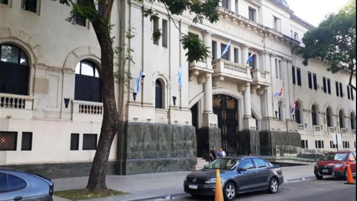 Condenaron a un policía que golpeó a su expareja y la amenazó con el arma reglamentaria | Judiciales