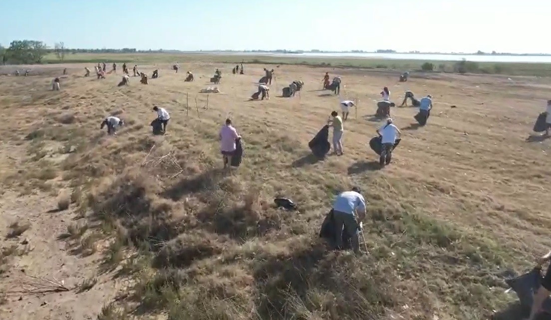 Intendente llevó a sus funcionarios a limpiar un basural a cielo abierto: "Que vean el trabajo del otro" | Nacionales